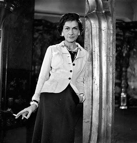 vestidos coco chanel años 20|Coco Chanel, un icono de la moda del siglo XX.